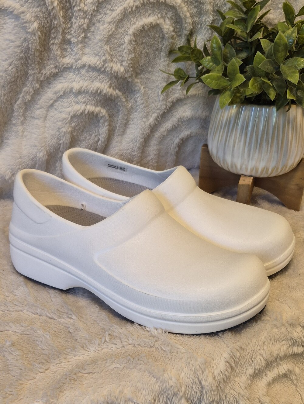 Crocs Neria Pro II Clogs White Women’s Sz 10 Slip Resistant Nursing Comfort